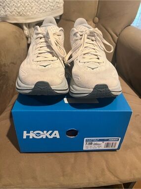 Light blue/white 7.5 Clifton 10 Hoka women’s shoes